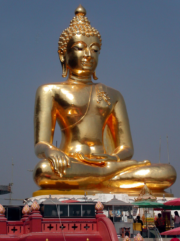 chiang_saen_giant_buddha.jpg