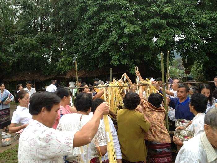 จุดประทีปถวายเป็นพุทธบูชา.jpg