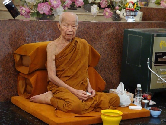 หลวงตามหาบัว ญาณสัมปันโน1.jpg