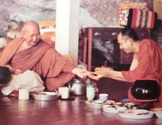 หลวงปู่ฝั่น & สมเด็จพระญาณสังวร.jpg