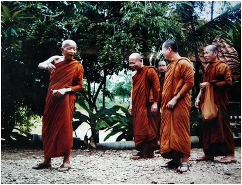 หลวงตามหาบัว ญาณสัมปันโน.jpg