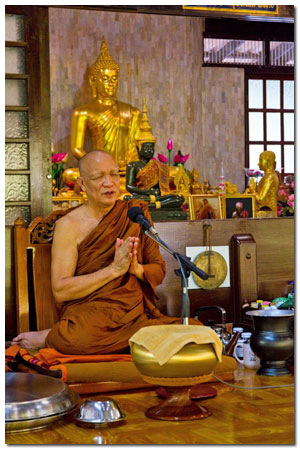 หลวงพ่ออินทร์ถวาย.jpg