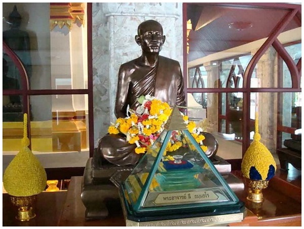 ท่านพ่อลี ธัมมธโร.jpg