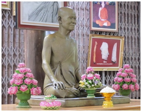 หลวงตามหาบัว ญาณสัมปันโน09.jpg
