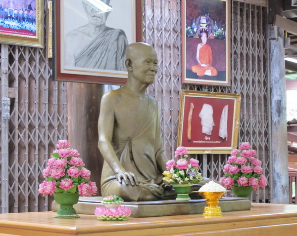 หลวงตามหาบัว ญาณสัมปันโน09.jpg